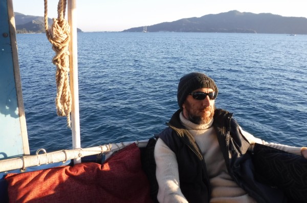 Человек в шапке на фоне зимнего моря Мармариса